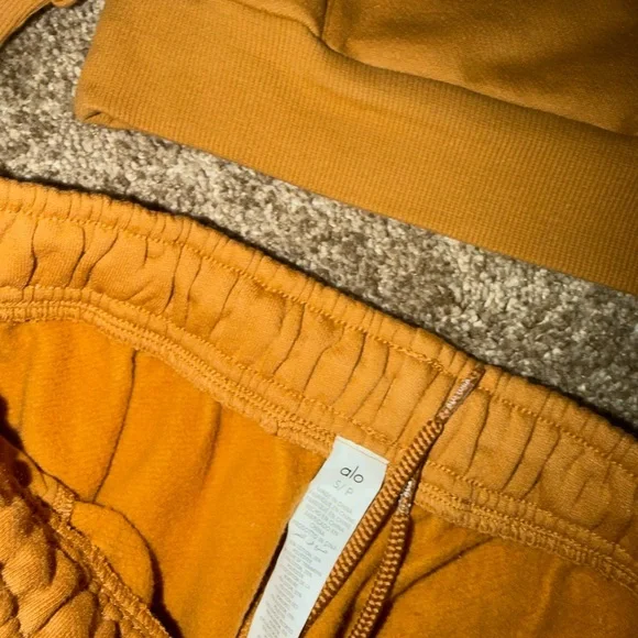 Alo Yoga Accolade Sweat Set - Picture 2 of 2